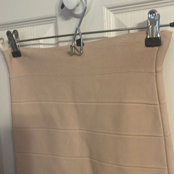 BCBG MaxAzria Ribbed  SkirtSize Small EUC - Picture 2 of 9